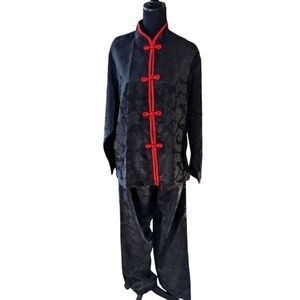 Kathryn Women's vintage medium pajama set. black  size med. embossed pattern.